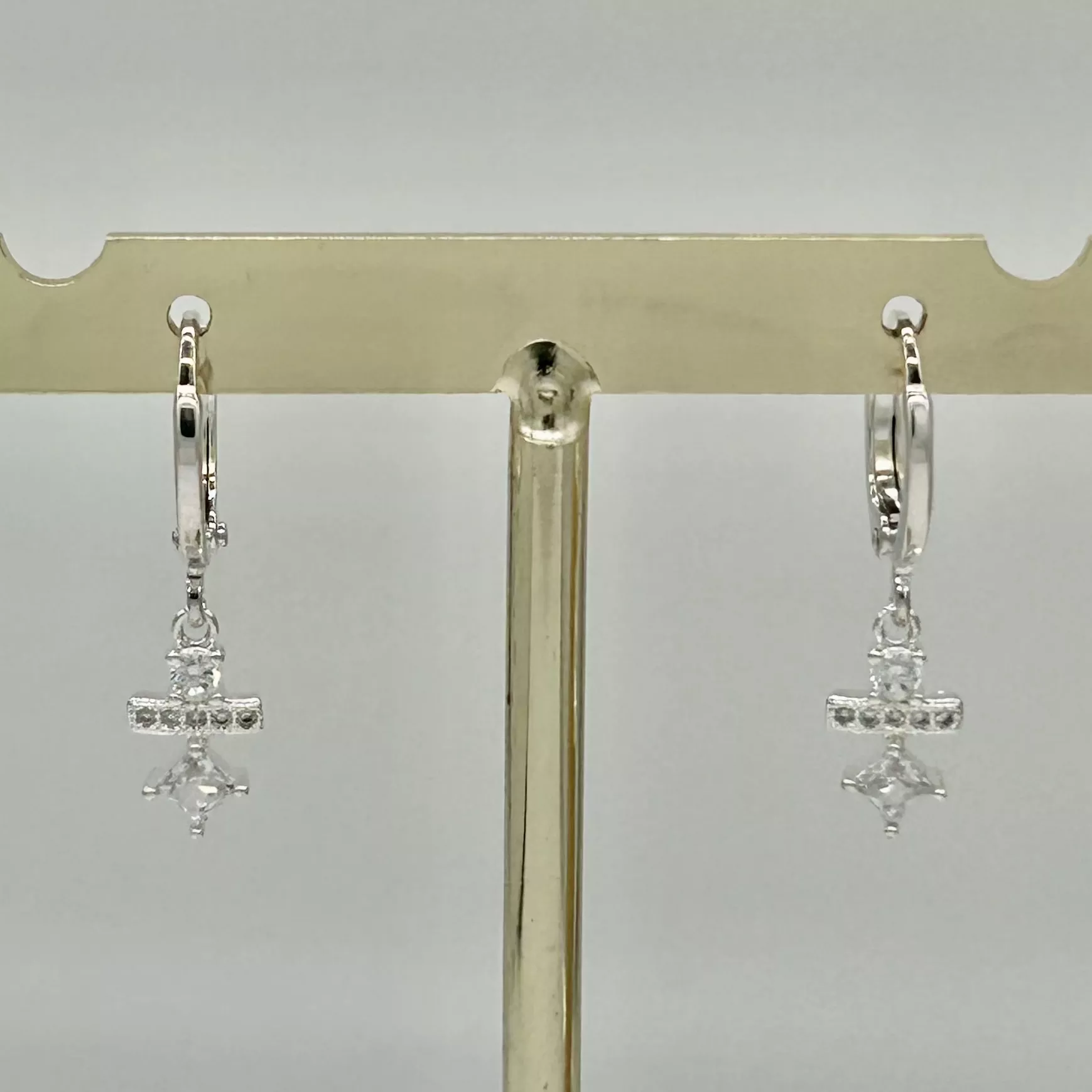 Silberner Kreuzohrring mit Strassstein