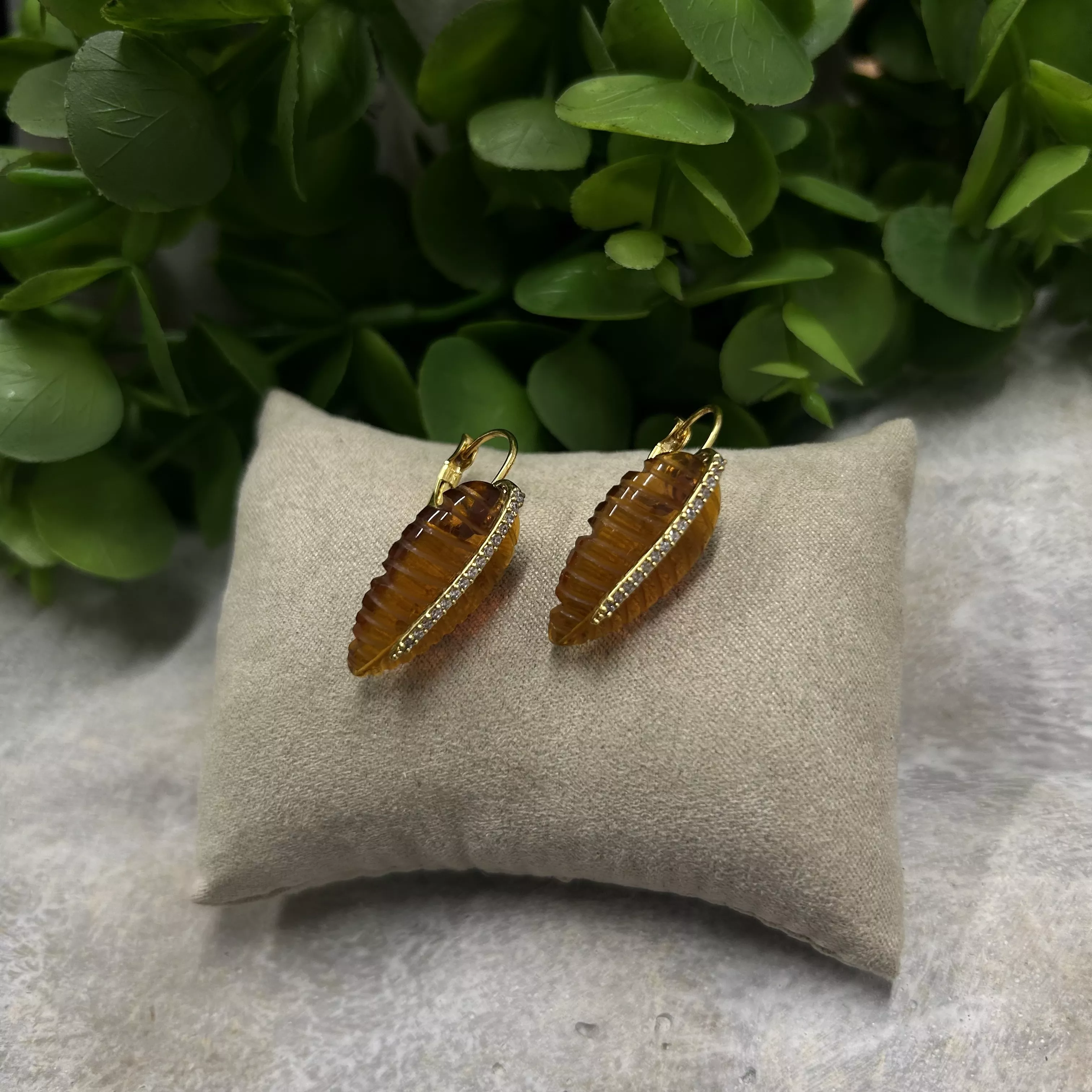 Ohrringe aus braunem Glas und Zirkon