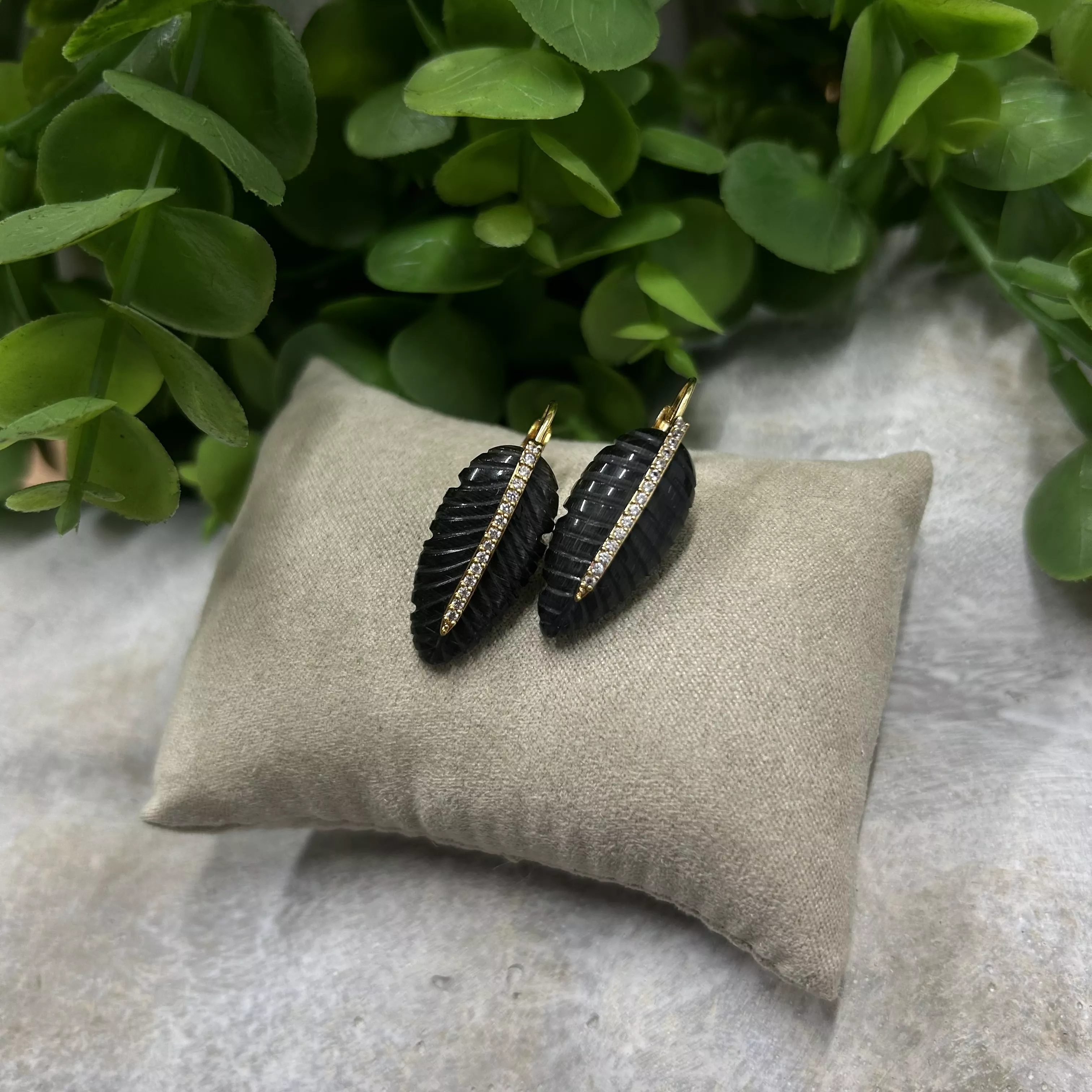 Ohrringe aus schwarzem Glas und Zirkon