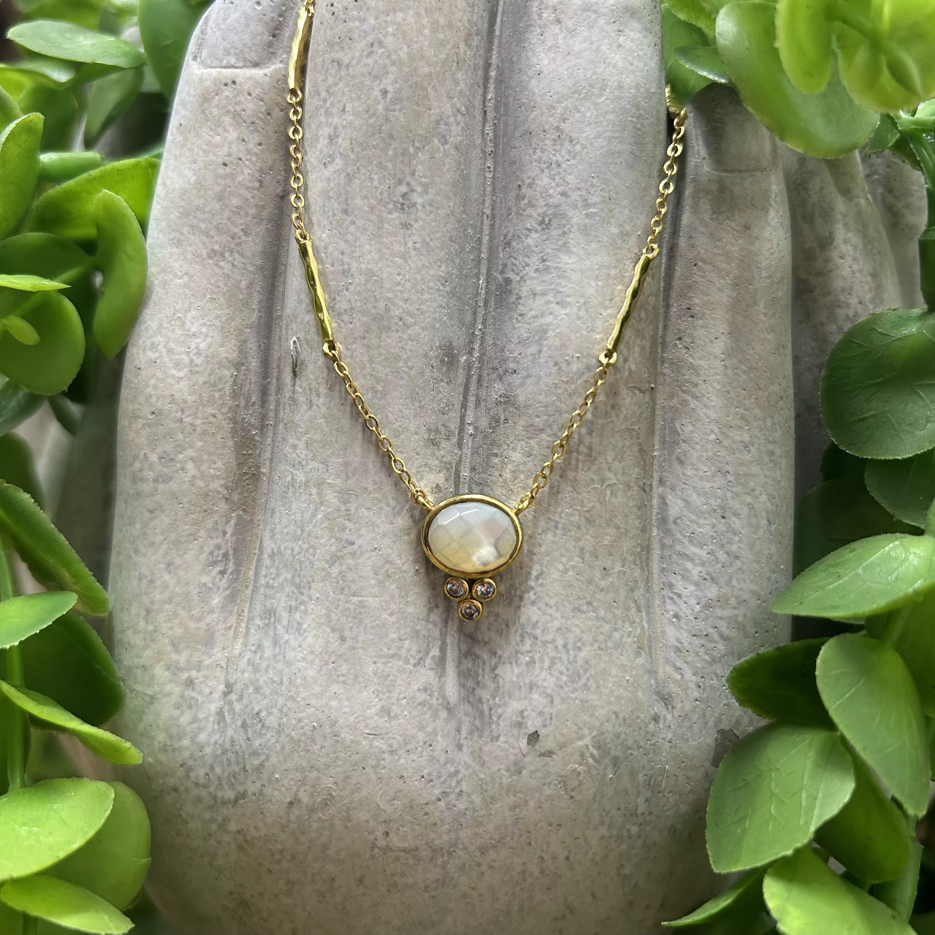 Necklace with a pearly semi-precious stone pendant - Gold plated