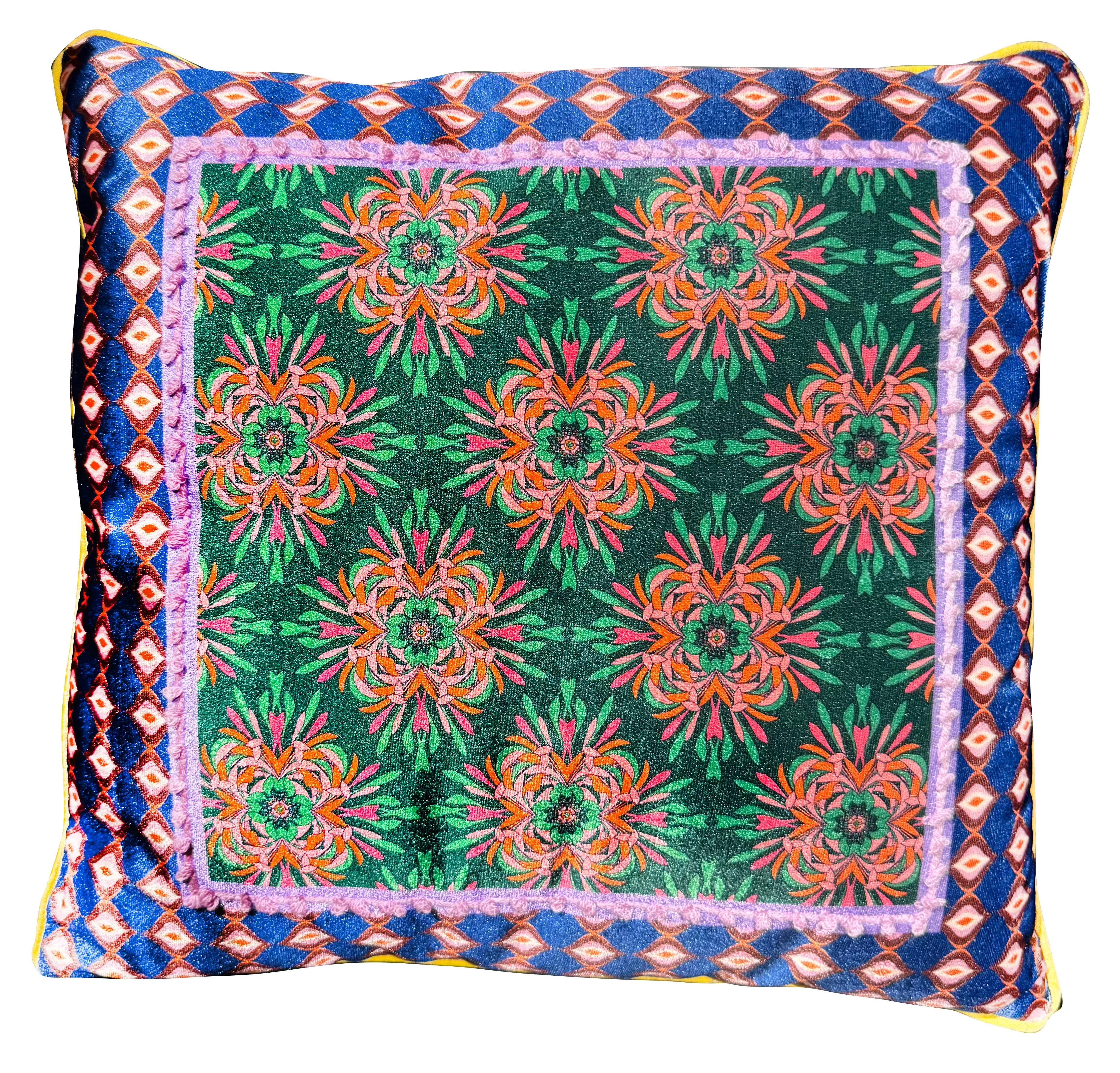 Mehrfarbig gemustertes Samtkissen - 45x45